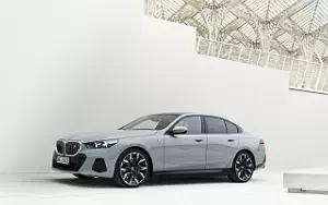 Cars wallpapers BMW i5 eDrive40 M Sport (Brooklyn Grey Metallic) - 2023