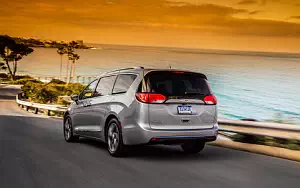 Cars wallpapers Chrysler Pacifica Limited - 2016